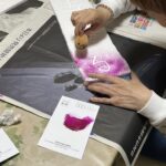 発泡スチロールの作品の周りに色をつけます。