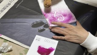 発泡スチロールの作品の周りに色をつけます。